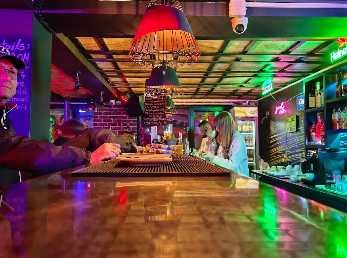 Bar & terasă